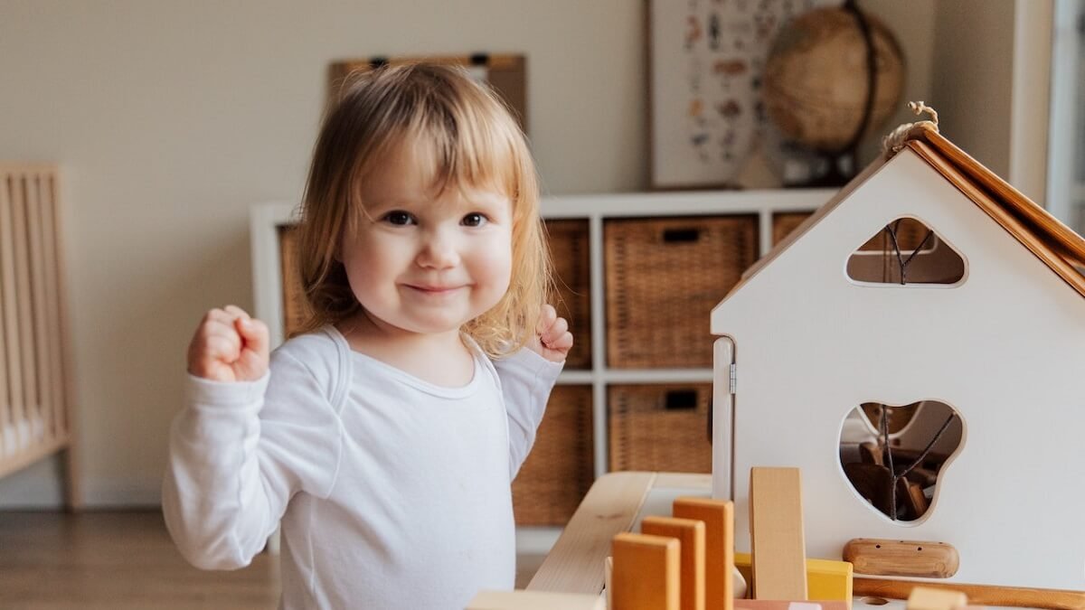 Menina com Brinquedos educativos