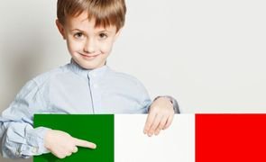 menino com bandeira da italia