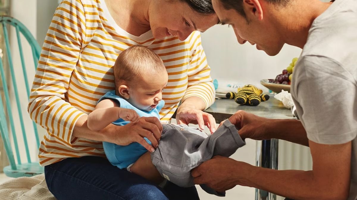 Como Vestir o Bebê: Entenda como fazer passo a passo! - Mega Kids Moda  Infantil