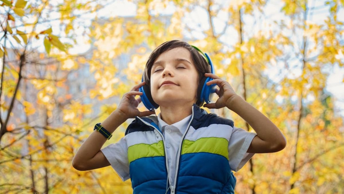 menino escutando musica